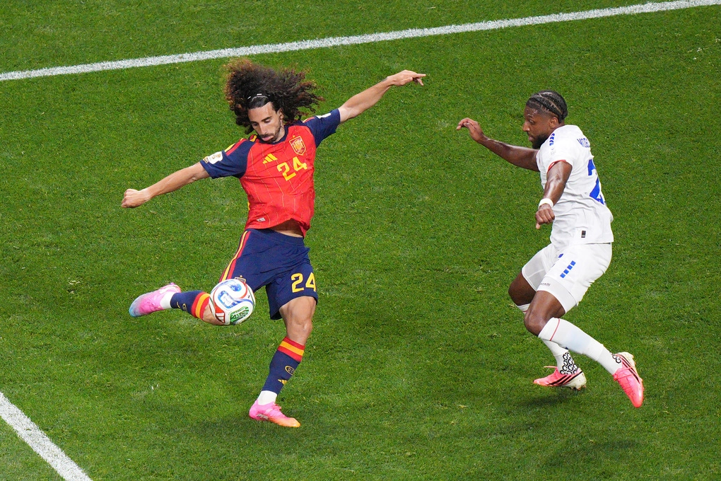 Marc Cucurella của Tây Ban Nha sút bóng trước Cape Verde tại World Cup 2026 Marc Cucurella sút bóng trong trận Tây Ban Nha gặp Cape Verde