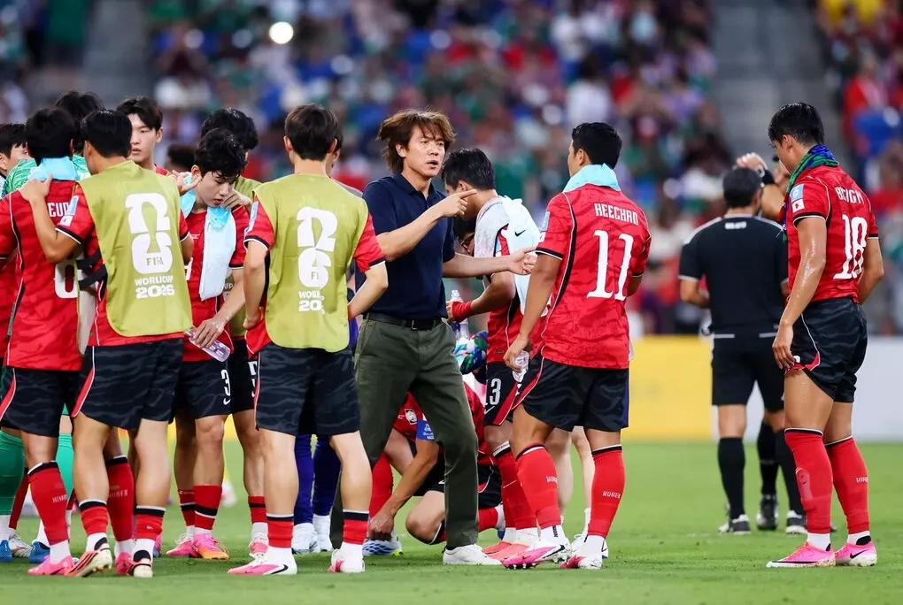 HLV Hong Myung-bo chỉ đạo học trò trận Hàn Quốc gặp Nam Phi ở World Cup 2026 HLV Hong Myung-bo (áo đen) chỉ đạo học trò trận Hàn Quốc gặp Nam Phi tại World Cup 2026