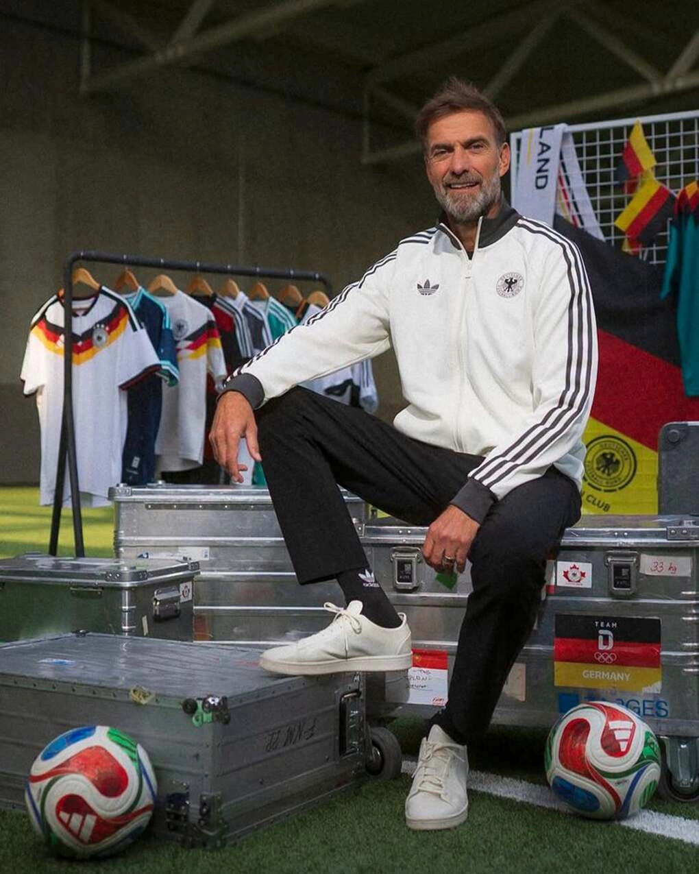 Jurgen Klopp chụp ảnh ra mắt tuyển Đức ngày 24/7 Klopp chính thức ra mắt đội tuyển quốc gia Đức