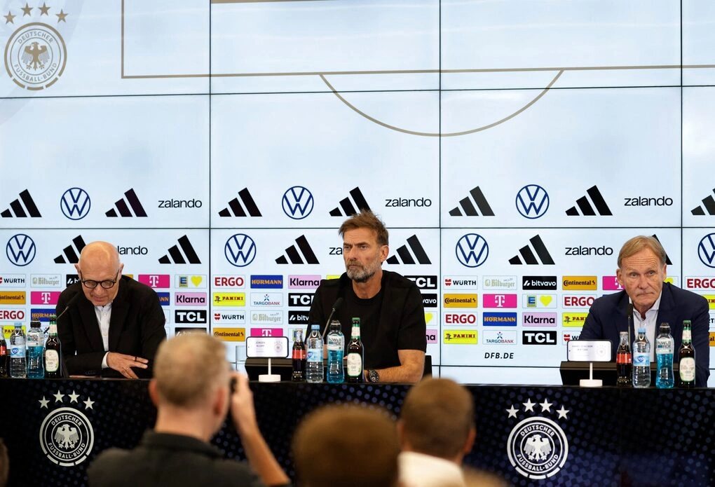Jurgen Klopp giữa Chủ tịch Liên đoàn Bóng đá Đức Bernd Neuendorf và Phó chủ tịch Hans-Joachim Watzke tại Frankfurt ngày 24/7 Jurgen Klopp cùng ban lãnh đạo DFB