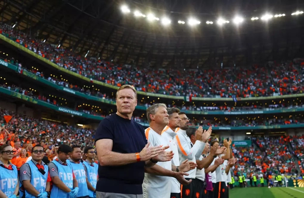 HLV Ronald Koeman trước trận Hà Lan thua Morocco vòng 1/16 World Cup 2026 HLV Ronald Koeman (áo đen) trước trận Hà Lan thua Morocco tại World Cup 2026
