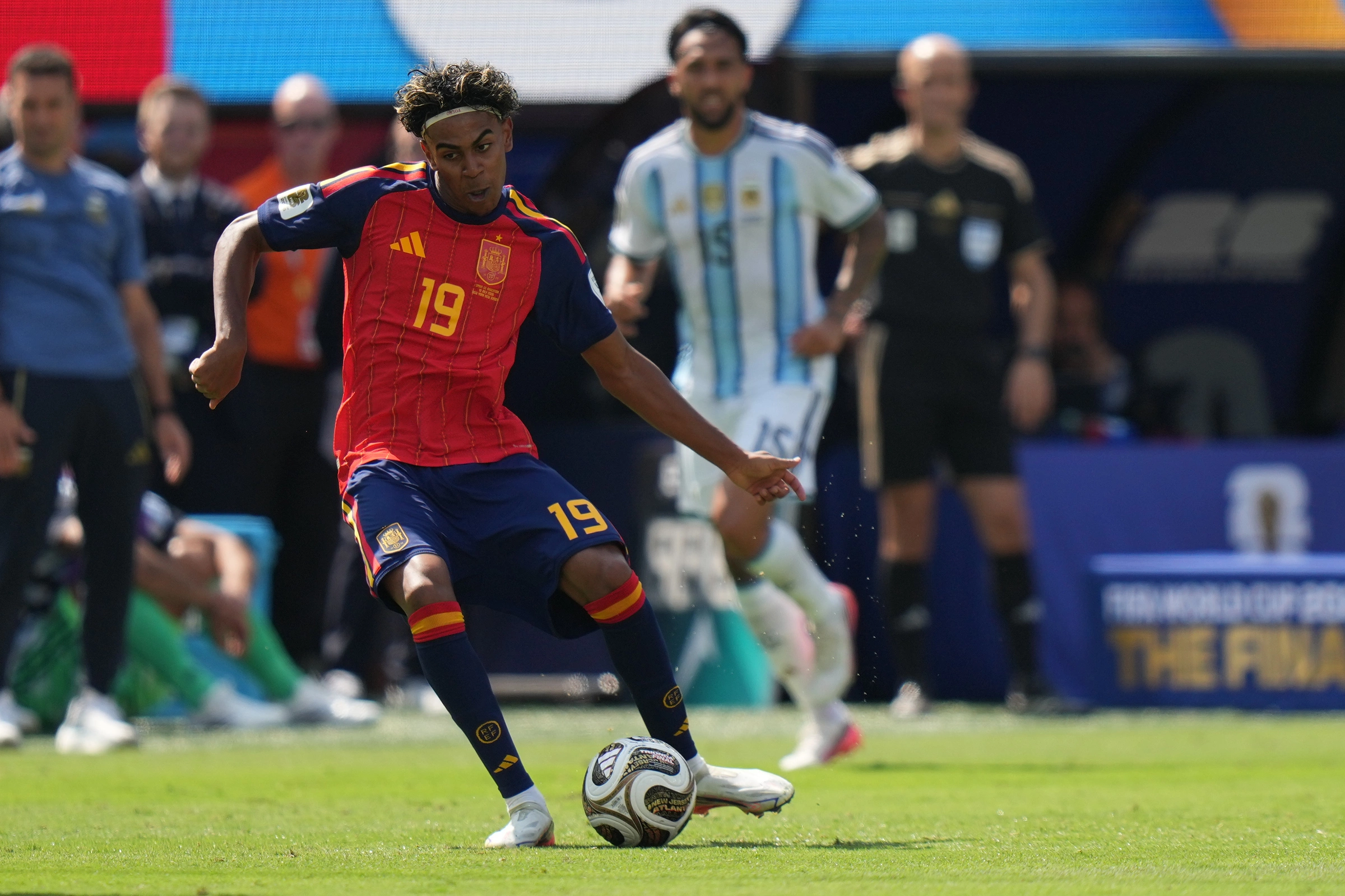 Lamine Yamal khống chế bóng trận chung kết World Cup 2026 Lamine Yamal chơi bóng trong trận chung kết World Cup giữa Tây Ban Nha và Argentina