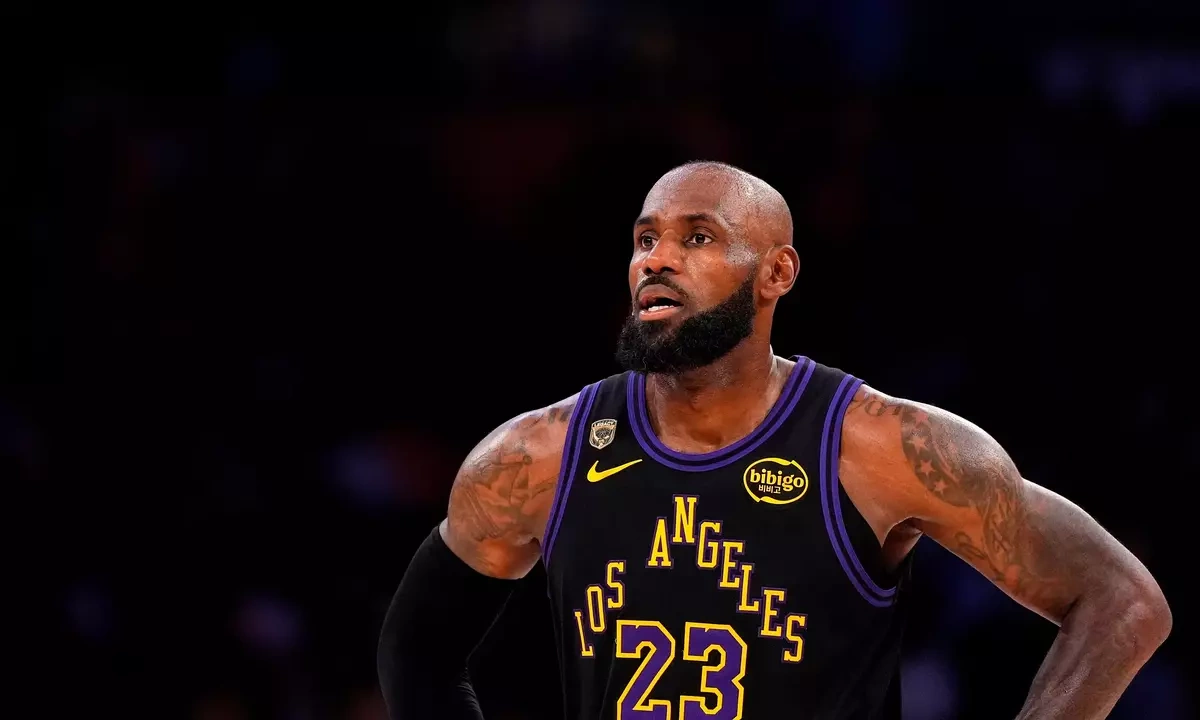 LeBron James gia nhập 76ers, lập kỷ lục với mùa giải NBA thứ 24