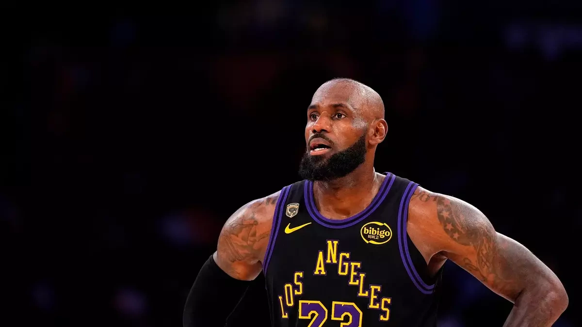 LeBron James gia nhập 76ers, lập kỷ lục với mùa giải NBA thứ 24