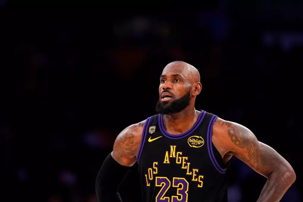 LeBron James gia nhập 76ers, lập kỷ lục với mùa giải NBA thứ 24