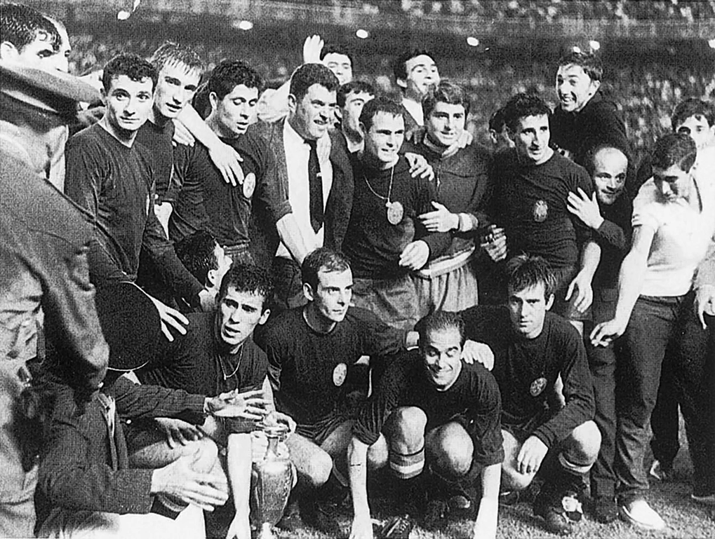 Đội tuyển Tây Ban Nha vô địch Euro 1964 trên sân Santiago Bernabeu Tập thể đội tuyển Tây Ban Nha vô địch Euro 1964