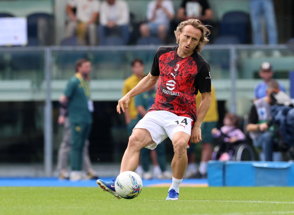 Luka Modric khởi động trước trận Hellas Verona – AC Milan năm 2026. Luka Modric thi đấu cùng AC Milan