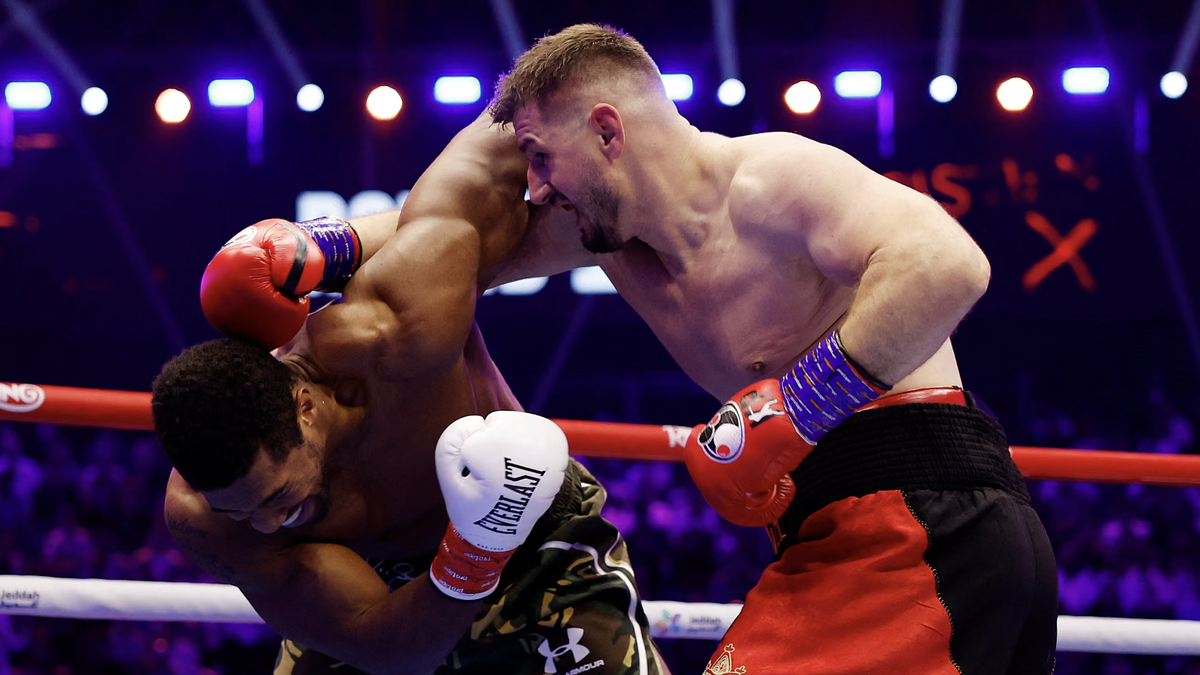 Joshua bị đánh ngã sau 20 giây vẫn thắng knock-out