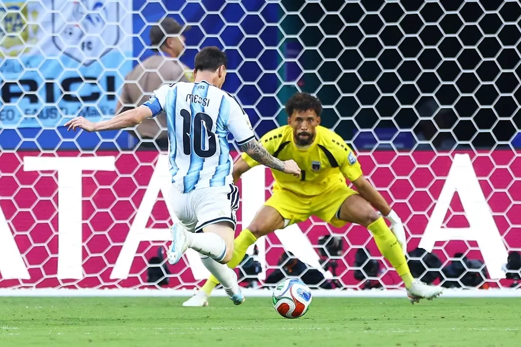 Thủ môn Vozinha đối mặt với Lionel Messi trong trận Cape Verde gặp Argentina ở vòng 1/16 World Cup 2026 Thủ môn Vozinha đối mặt với Lionel Messi trong trận Cape Verde gặp Argentina ở vòng 1/16 World Cup 2026 tại Miami Gardens, bang Florida, Mỹ ngày 3/7/2026