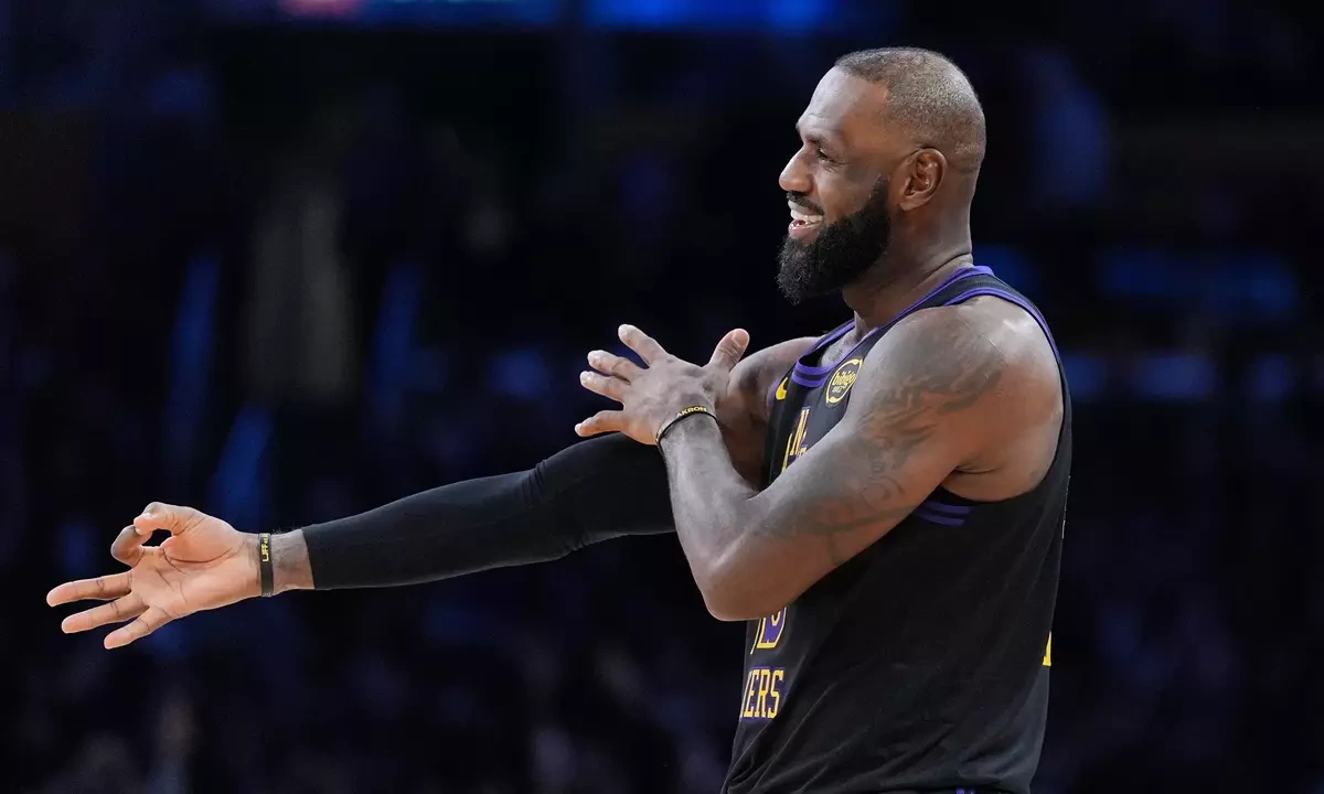 LeBron James giảm gần 93% lương