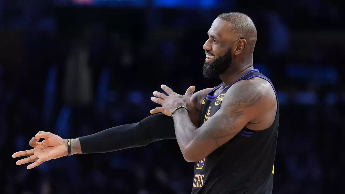 LeBron James giảm gần 93% lương