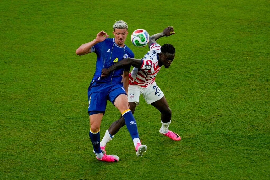 Tiền đạo Mỹ Folarin Balogun phạm lỗi với Tarik Muharemovic và nhận thẻ đỏ trong trận Mỹ gặp Bosnia & Herzegovina ở vòng 1/16 World Cup 2026. Folarin Balogun nhận thẻ đỏ trong trận đấu USA gặp Bosnia & Herzegovina tại vòng 1/16 World Cup 2026