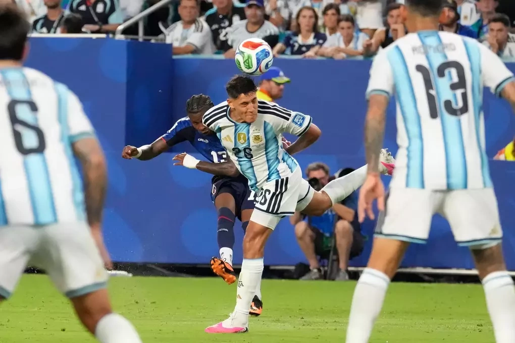 Sidny Lopes Cabral dứt điểm gỡ hòa 2-2 trong trận Cape Verde gặp Argentina ở vòng 1/16 World Cup 2026 trên sân Hard Rock, Miami, Mỹ ngày 3/7/2026. Ảnh: AP Sidny Lopes Cabral dứt điểm gỡ hòa 2-2 trong trận Cape Verde gặp Argentina ở vòng 1/16 World Cup 2026