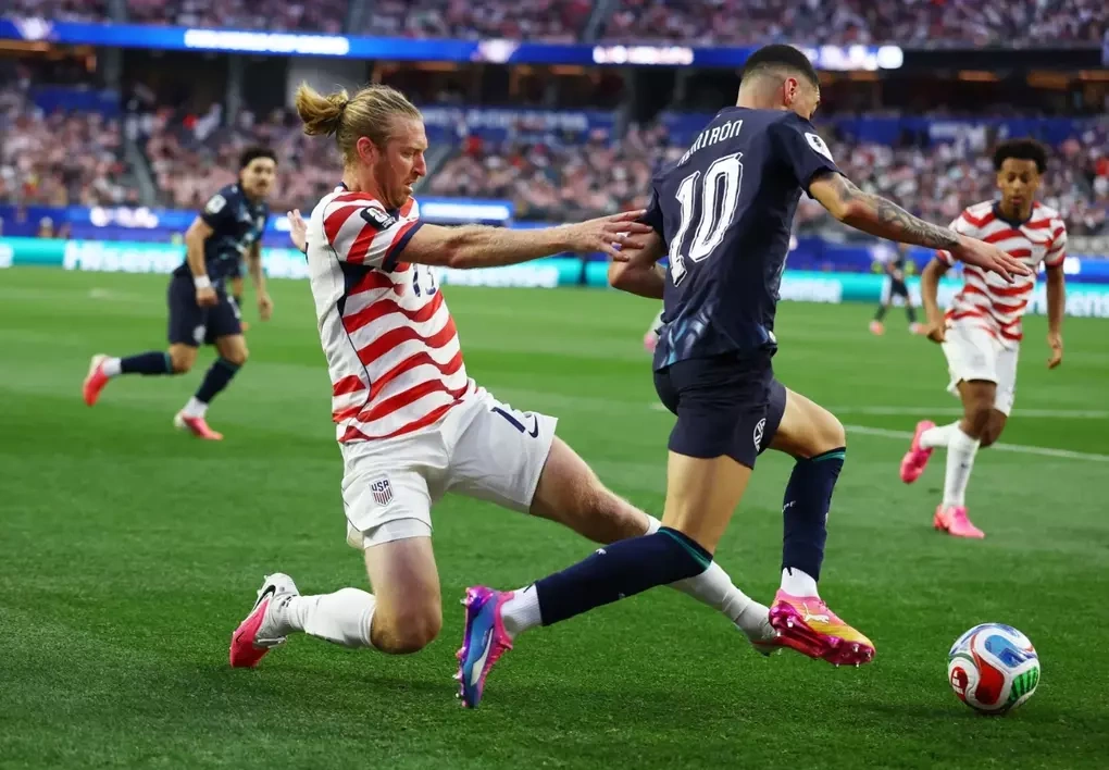 Miguel Almiron (phải) cố đi bóng qua Tim Ream trong trận Paraguay thua Mỹ 1-4 ở lượt đầu bảng D World Cup 2026 trên sân SoFi, Inglewood, California, Mỹ ngày 12/6/2026. Miguel Almiron đi bóng trước Tim Ream tại World Cup 2026