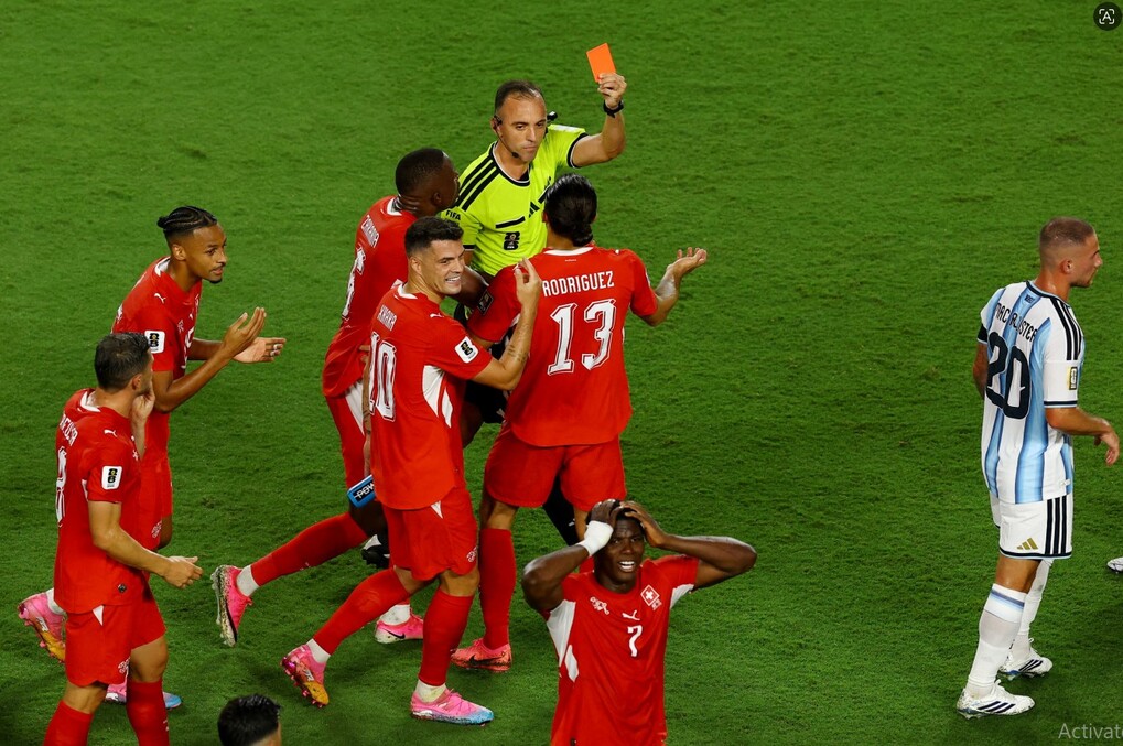 Trọng tài Joao Pinheiro rút thẻ đỏ với Breel Embolo trong trận Thụy Sĩ gặp Argentina ở tứ kết World Cup 2026 trên sân Arrowhead, Missouri, Mỹ ngày 11/7/2026. Trọng tài Joao Pinheiro rút thẻ đỏ với Breel Embolo trong trận Thụy Sĩ gặp Argentina ở tứ kết World Cup 2026