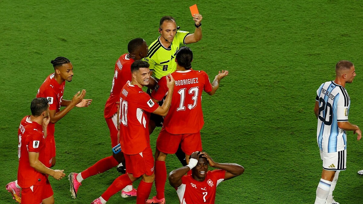 FIFA bảo vệ quyết định VAR ở trận Argentina thắng Thụy Sĩ