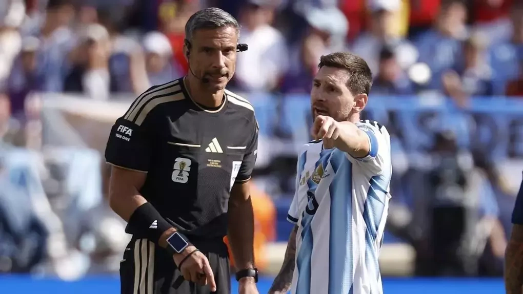 Trọng tài Slavko Vincic trao đổi với Lionel Messi Trọng tài Slavko Vincic trao đổi với Lionel Messi