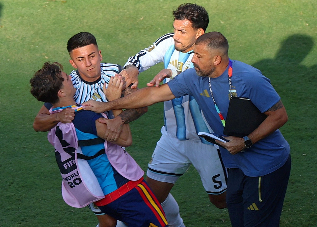 Leandro Paredes xô xát với Gavi sau trận chung kết World Cup 2026 giữa Tây Ban Nha và Argentina trên sân MetLife ở East Rutherford, bang New Jersey, Mỹ, ngày 19/7/2026. Ảnh: Reuters Leandro Paredes tranh cãi với Gavi trong trận chung kết World Cup 2026