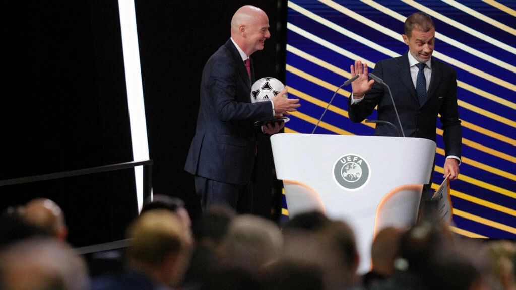Chủ tịch FIFA Gianni Infantino và Chủ tịch UEFA Aleksander Ceferin phát biểu tại Đại hội UEFA Gianni Infantino và Aleksander Ceferin tại Đại hội UEFA