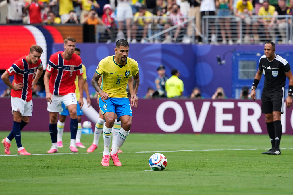 Bruno Guimaraes (8) đá phạt đền trong trận Brazil thua Na Uy 1-2 ở vòng 1/8 World Cup 2026 trên sân MetLife, East Rutherford, bang New Jersey, Mỹ ngày 5/7/2026. Bruno Guimaraes đá phạt đền trận Brazil vs Na Uy vòng 1/8 World Cup 2026