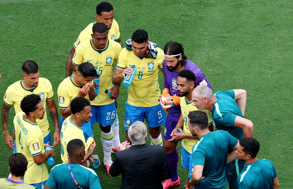HLV Carlo Ancelotti chỉ đạo các cầu thủ Brazil trong quãng nghỉ uống nước trận gặp Na Uy ở vòng 1/8 World Cup 2026 trên sân New York New Jersey, East Rutherford, New Jersey, Mỹ ngày 5/7/2026. HLV Carlo Ancelotti chỉ đạo các cầu thủ Brazil trong quãng nghỉ uống nước trận gặp Na Uy ở vòng 1/8 World Cup 2026