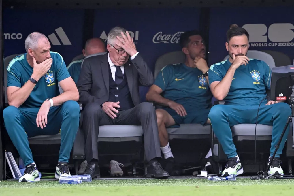 Ancelotti phản ứng trong trận thua Na Uy. Ancelotti phản ứng trong trận thua Na Uy.