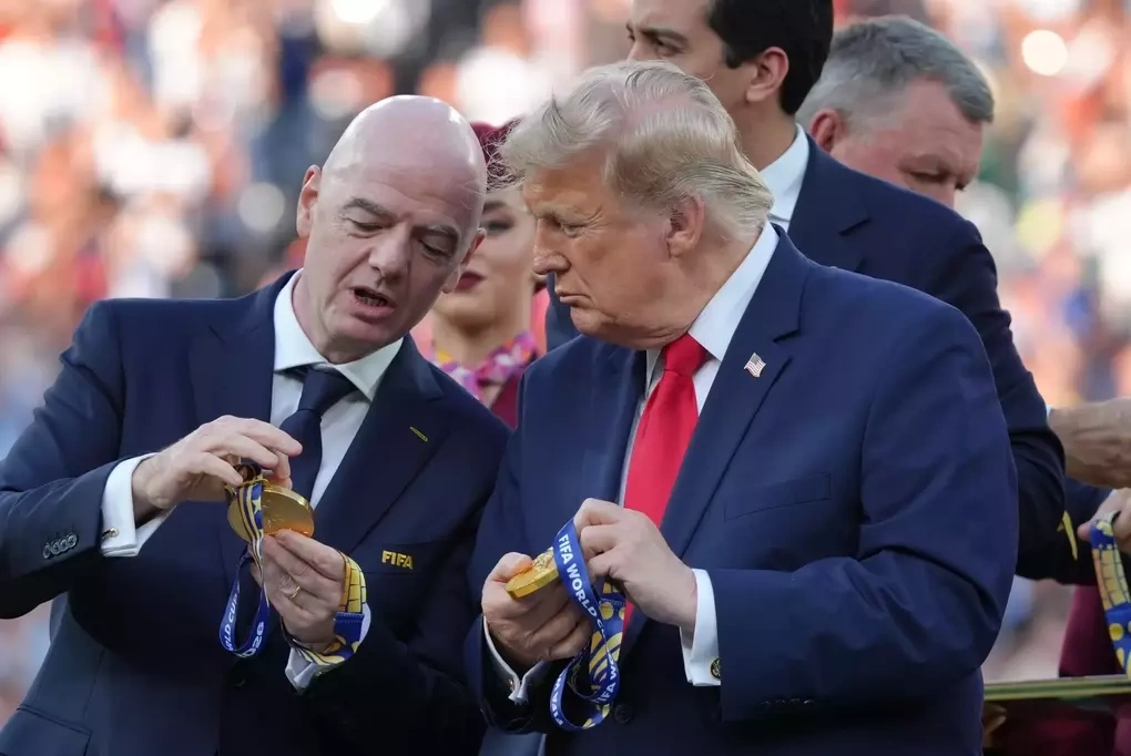 Chủ tịch FIFA Gianni Infantino và Tổng thống Mỹ Donald Trump trao đổi tại World Cup 2026 Chủ tịch FIFA Gianni Infantino trao đổi với Tổng thống Mỹ Donald Trump tại World Cup 2026