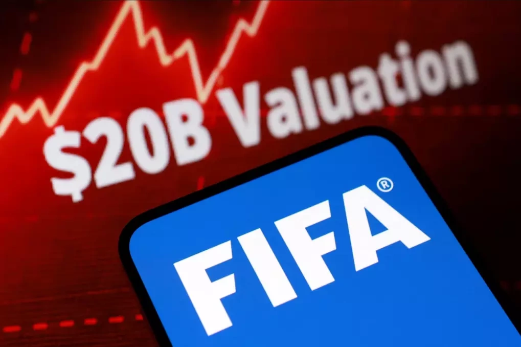 Logo FIFA được thiết kế cùng dòng chữ 20 tỷ USD giá trị trên nền đồ thị chứng khoán ngày 28/7/2026. Ảnh: Reuters
