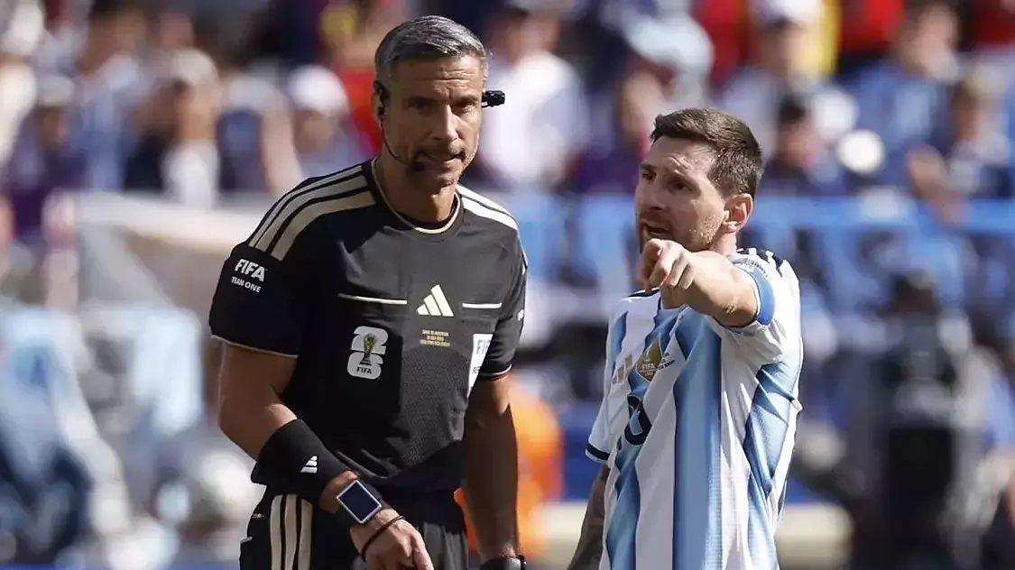 Trọng tài chung kết World Cup: 'Messi đã hành xử đúng mực'