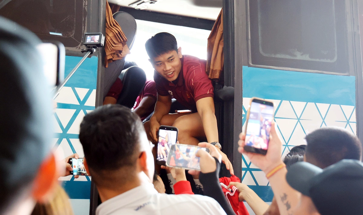 Đình Bắc và đồng đội được chào đón khi đến Indonesia
