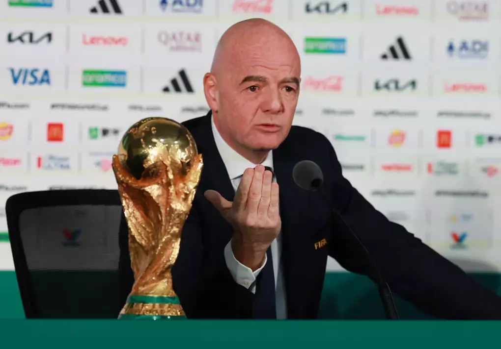 Chủ tịch FIFA Gianni Infantino cùng Cup vàng World Cup trong buổi họp báo ở sân Azteca, Mexico City, Mexico ngày 10/6/2026. Ảnh: Reuters