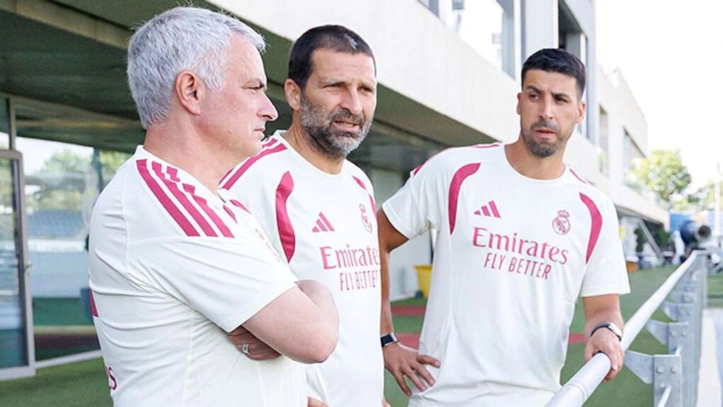 Sami Khedira (ngoài cùng bên phải) trò chuyện với HLV Jose Mourinho. Ảnh: Real Madrid