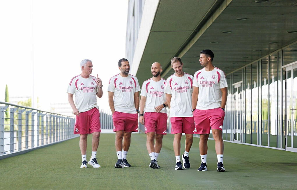 Sami Khedira (ngoài cùng bên phải) cùng ban huấn luyện Real Madrid trò chuyện với HLV Jose Mourinho. Ảnh: Real Madrid