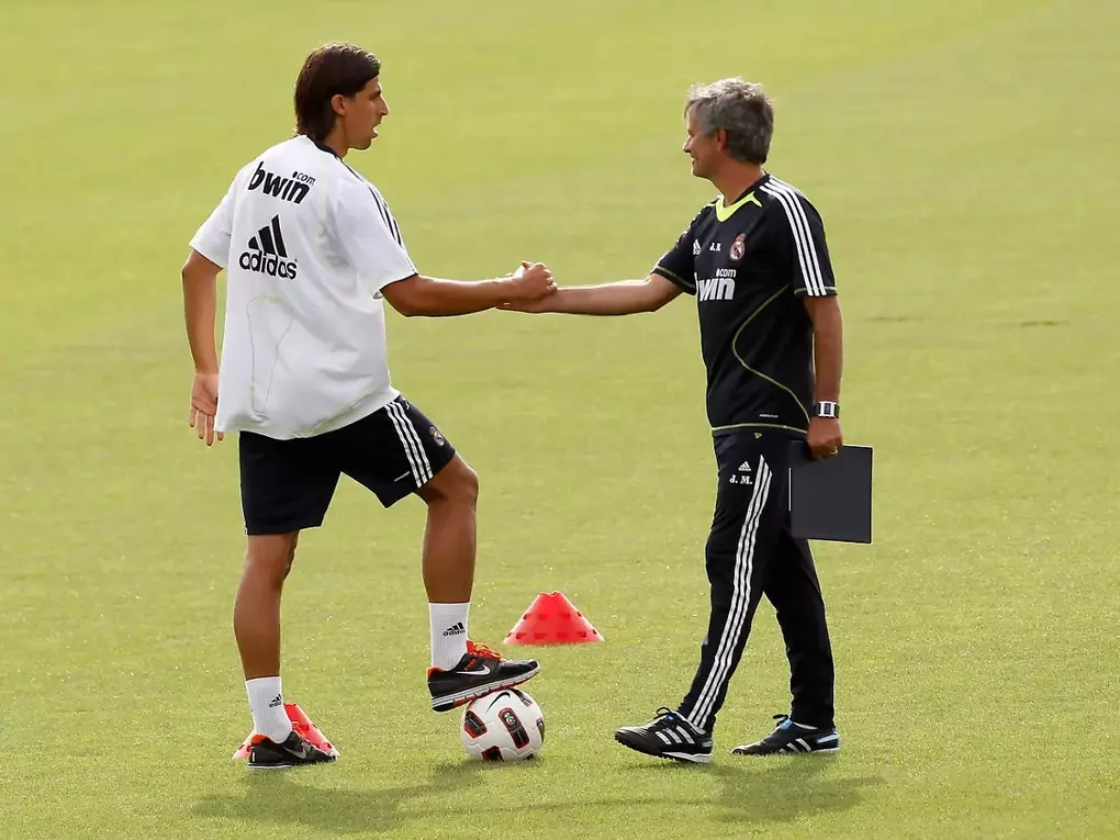 Sami Khedira bắt tay HLV Jose Mourinho trong buổi tập của Real Madrid tại trung tâm huấn luyện Valdebebas, ngoại ô Madrid, ngày 10/8/2010. Ảnh: Reuters