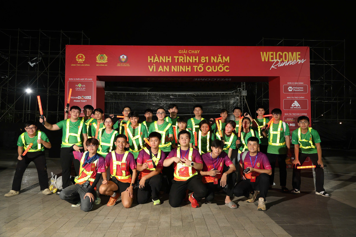 Cự ly 42km giải 'Hành trình 81 năm - Vì An ninh Tổ quốc' xuất phát