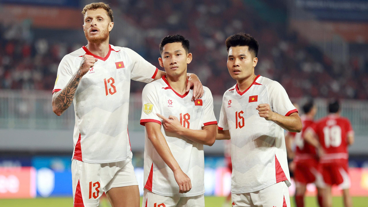 Hai Long ăn mừng ngạo nghễ trước CĐV Indonesia