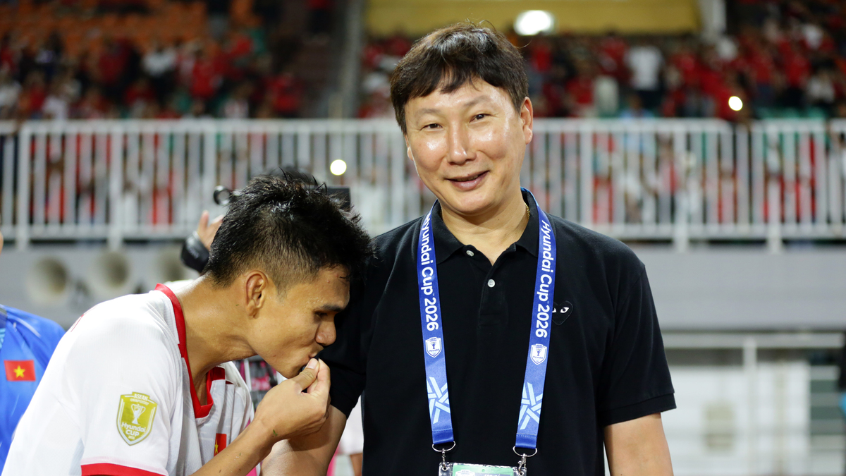 Chiếc áo đen và màn mỉa mai của Hubner — photo: VnExpress Sports