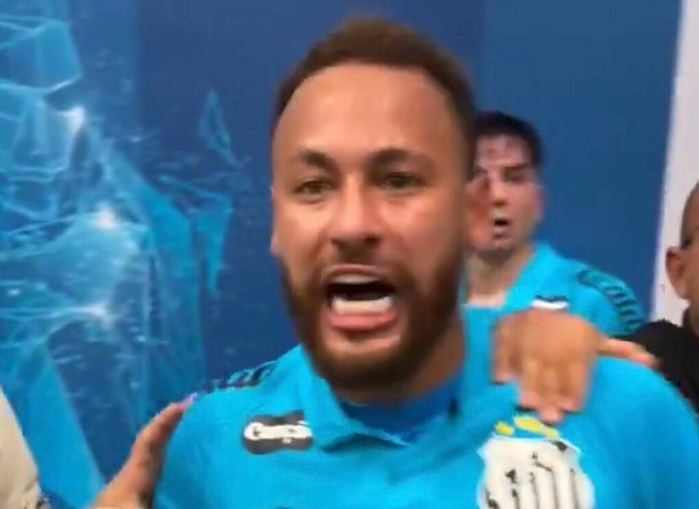 Neymar phản ứng với CĐV Remo sau trận lượt về vòng 1/8 Cup Brazil hôm 4/8 Neymar trêu chọc CĐV Remo sau trận thắng 1-0 của Santos