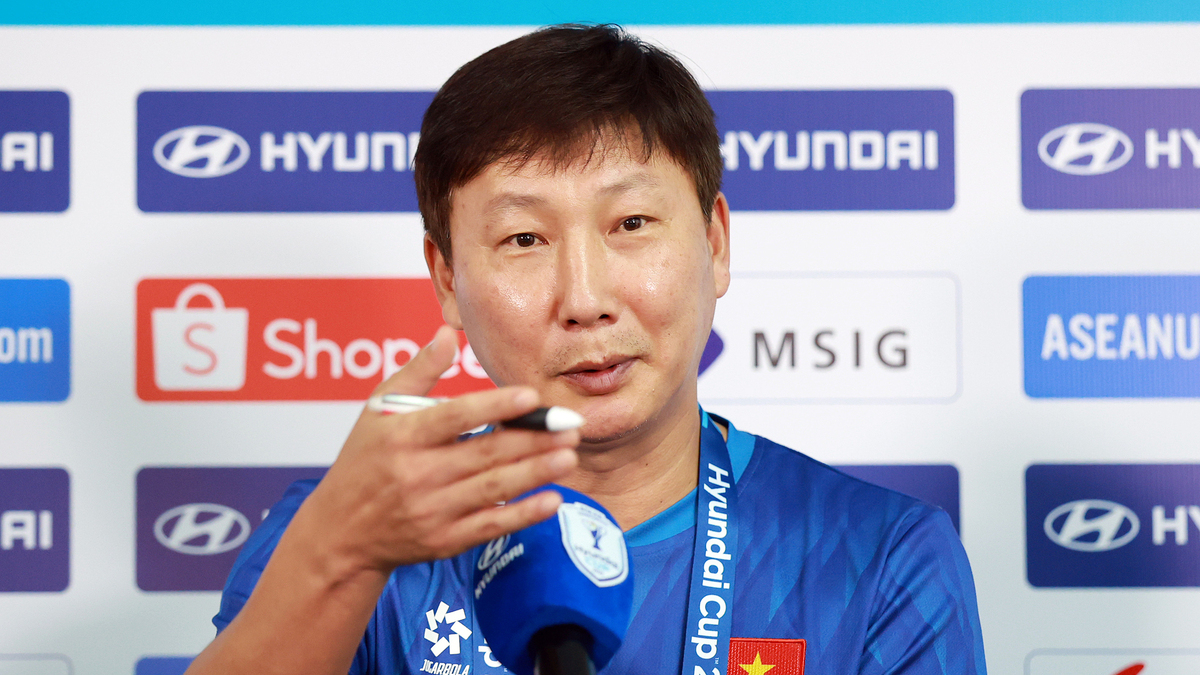 HLV Kim Sang-sik họp báo trước trận gặp Campuchia ở ASEAN Cup