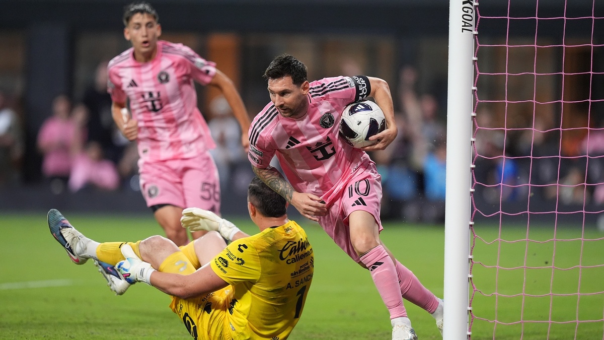 Messi tỏa sáng ở trận đầu sau World Cup