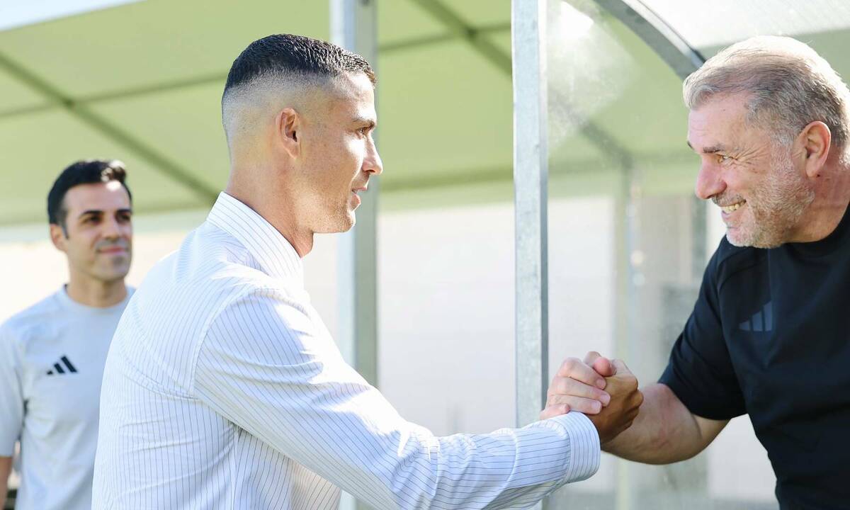 Ronaldo rút ngắn kỳ nghỉ để gặp tân HLV Postecoglu