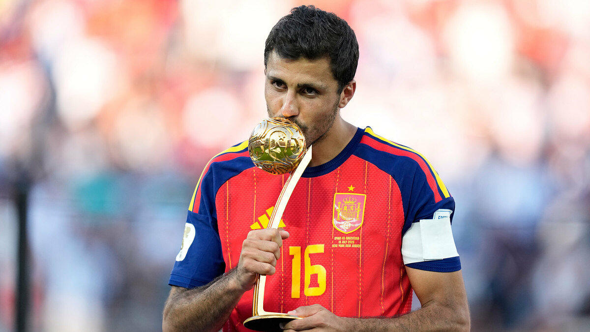 Barca tranh mua Rodri với Real Madrid