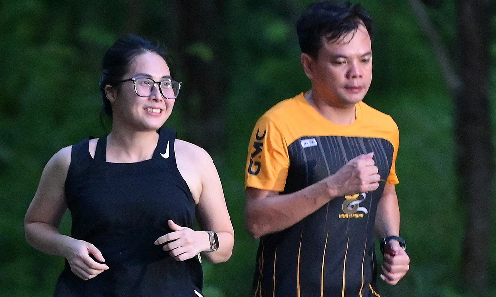 Runner kỳ cựu Tiến Mai chạy đồng hành cùng Thảo Nguyên trong khoảng hơn 10 km cuối. Ảnh: GMC