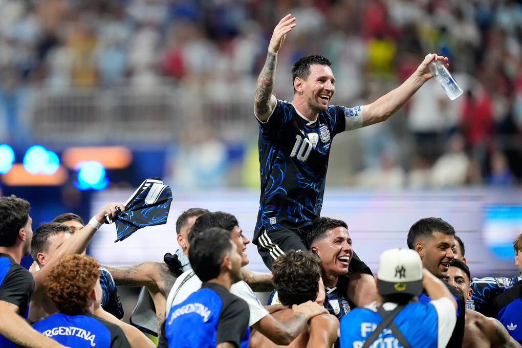 Lionel Messi cùng các đồng đội Argentina mừng chiến thắng sau trận thắng Anh ở bán kết World Cup 2026 trên sân Atlanta, Mỹ Lionel Messi cùng các đồng đội Argentina mừng chiến thắng sau trận thắng Anh ở bán kết World Cup 2026 trên sân Atlanta, Mỹ