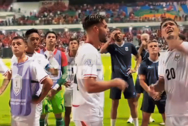 Cầu thủ Indonesia bị tát khi tranh cãi với CĐV ở ASEAN Cup
