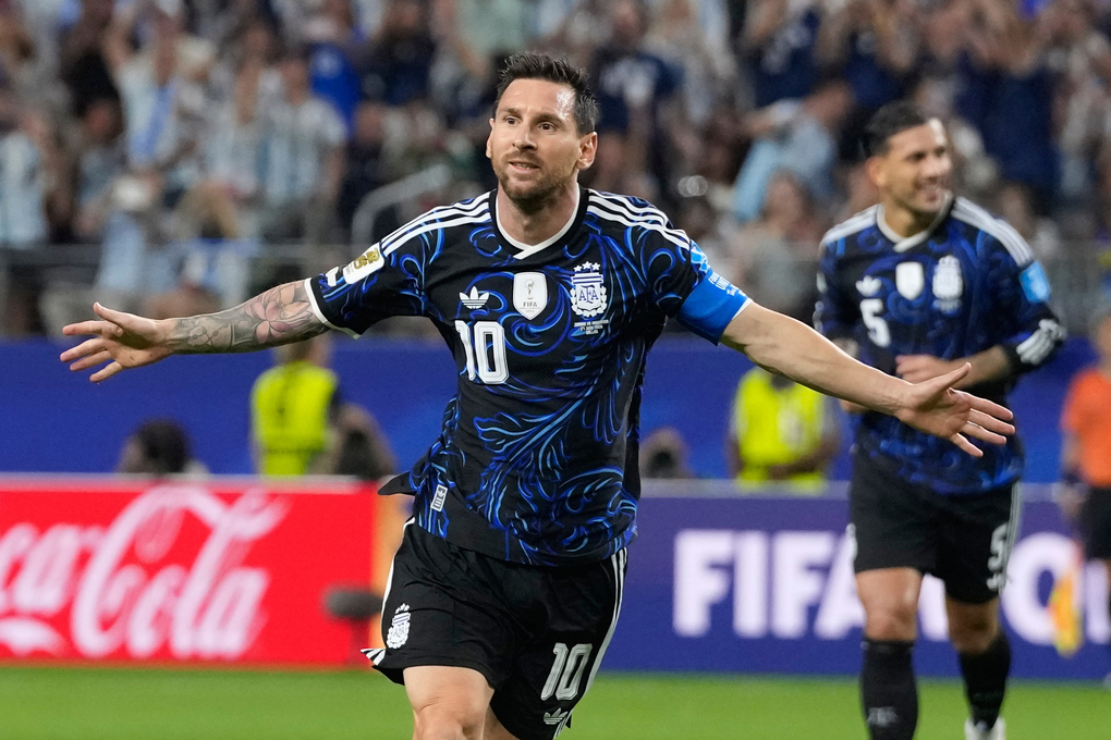 Messi: cầu thủ bị đe dọa nhiều nhất World Cup 2026 — Lionel Messi (số 10) mừng bàn thắng thứ ba cho Argentina trong trận gặp Jordan ở bảng J World Cup, tại Arlington, Texas, gần Dallas, ngày 27/6/2026. Ảnh: AP