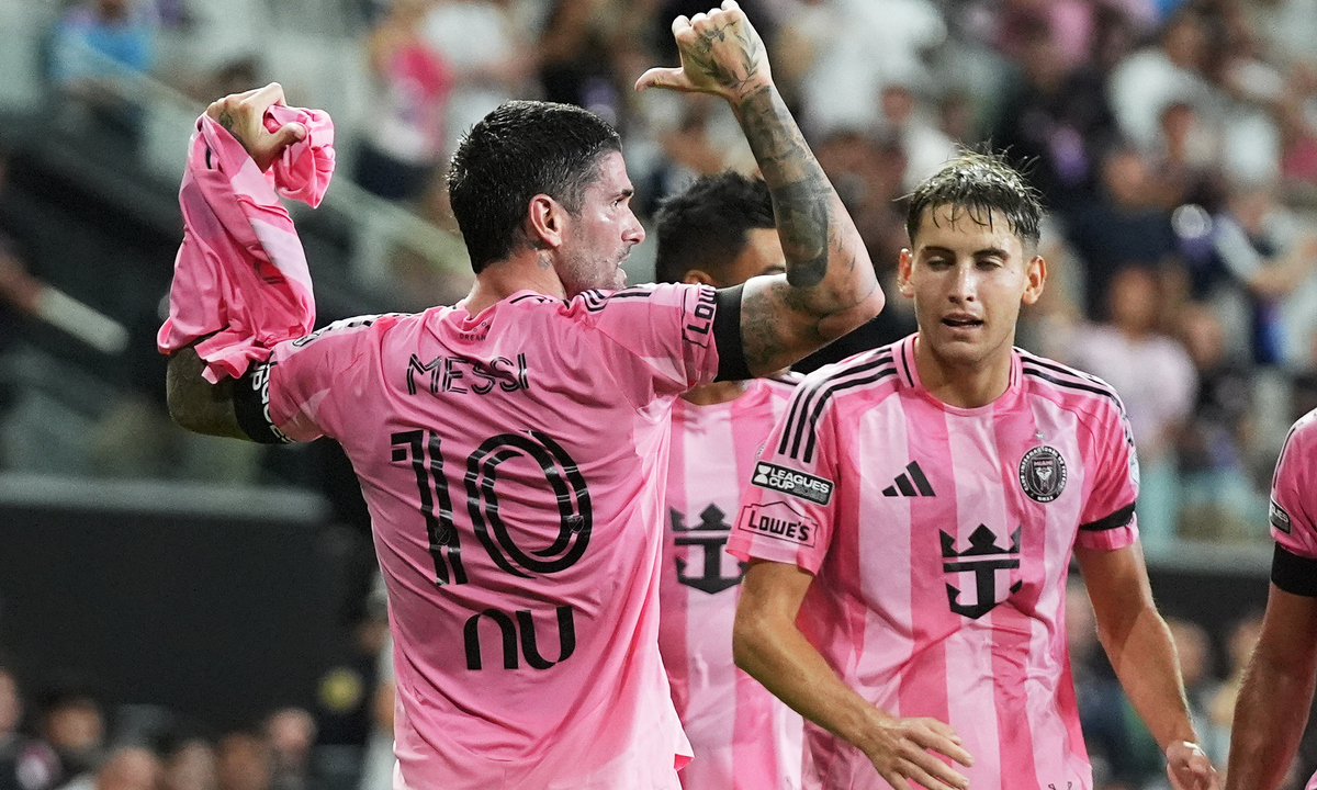 Messi được đồng đội tri ân sau khi mất bố