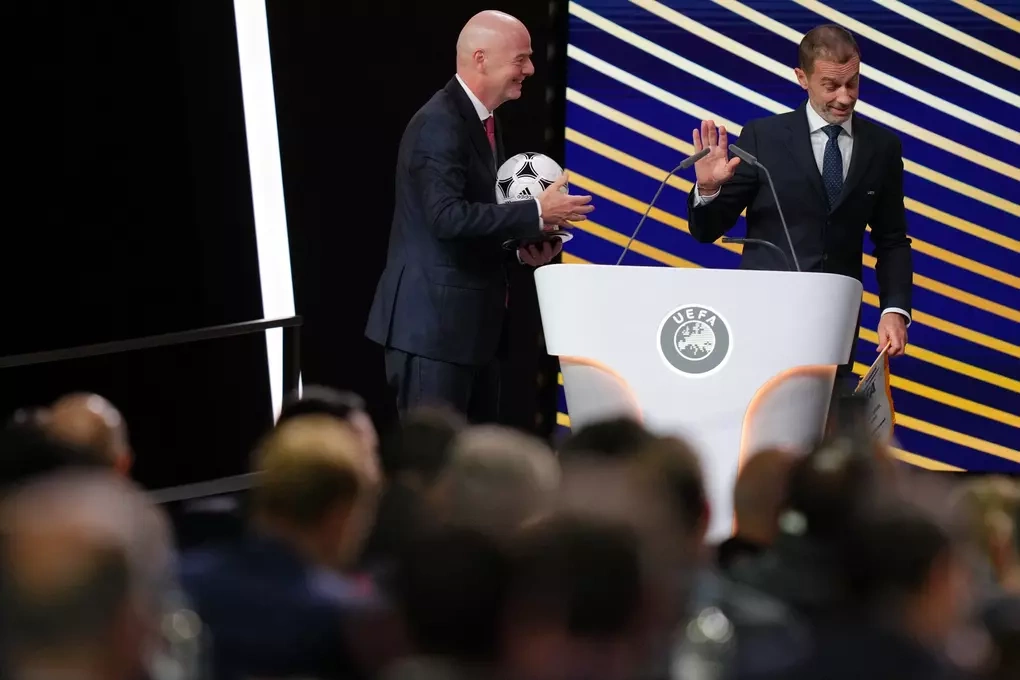 Chủ tịch FIFA Gianni Infantino (trái) trò chuyện với Chủ tịch UEFA Aleksander Ceferin sau bài phát biểu tại Đại hội thường niên lần thứ 50 của UEFA ở Brussels, Bỉ ngày 12/2/2026. Ảnh: AFP