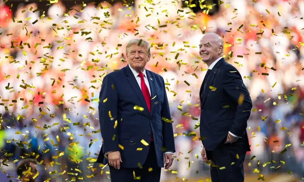 Tổng thống Mỹ Donald Trump và Chủ tịch FIFA Gianni Infantino theo dõi đội tuyển Tây Ban Nha ăn mừng sau trận chung kết World Cup 2026 tại sân MetLife ngày 19/7. Ảnh: AFP