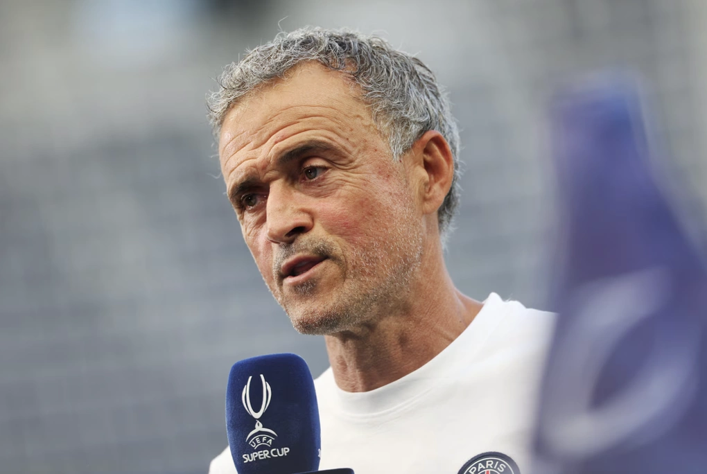 HLV PSG Luis Enrique phát biểu với truyền thông trước buổi tập chuẩn bị cho trận Siêu Cup châu Âu với Aston Villa tại Salzburg, Áo, ngày 11/8/2026. HLV PSG Luis Enrique phát biểu trước buổi tập chuẩn bị Siêu Cup châu Âu